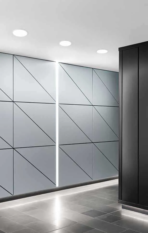 Incassi Plus Fan Europe accesi nel soffitto di un ingresso con armadi a specchio