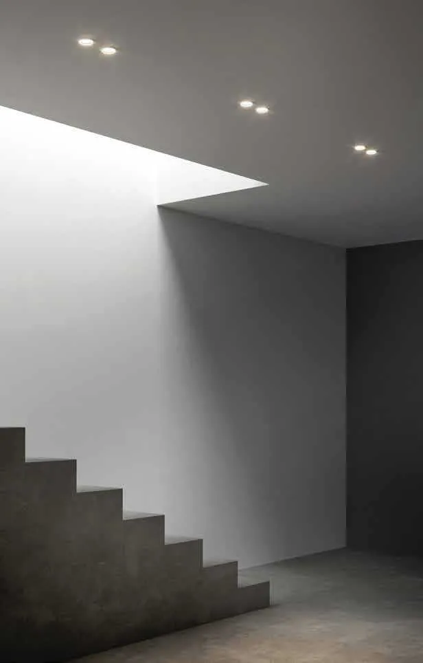 Faretti da incasso Fusion Fan Europe accesi sul soffitto di una scala