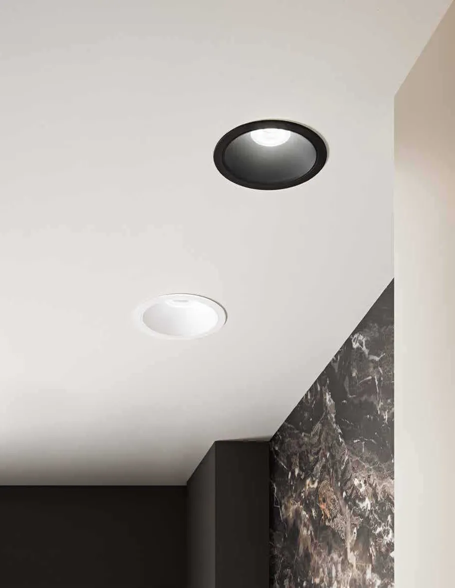 Faretto da incasso Quantum Fan Europe nero sul soffitto sopra una parete in marmo scuro