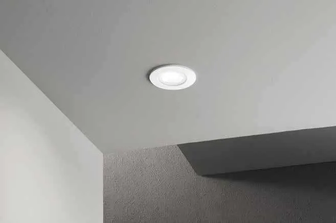 Faretto da incasso Glow Fan Europe in un soffitto chiaro sopra una parete grigia