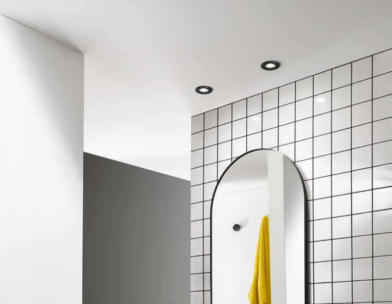 Faretti da incasso Duplex Fan Europe in un bagno con specchio e piastrelle