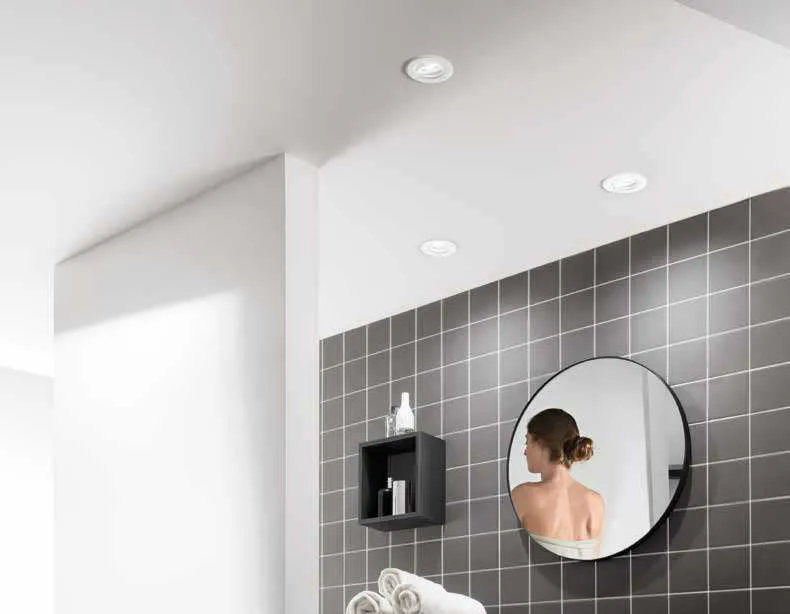 Faretto da incasso BBC Fan Europe in un bagno con specchio rotondo