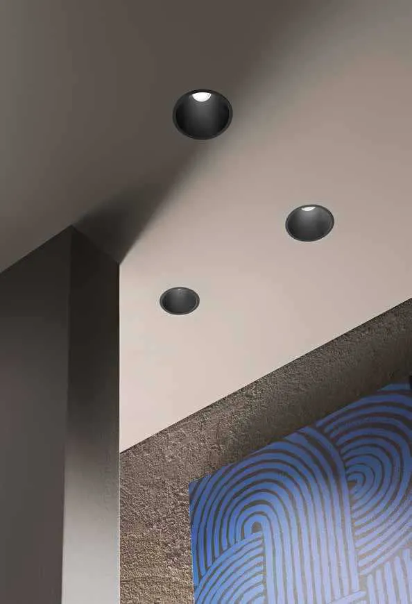 Faretti da incasso Apex Fan Europe neri nel soffitto sopra una parete decorata blu