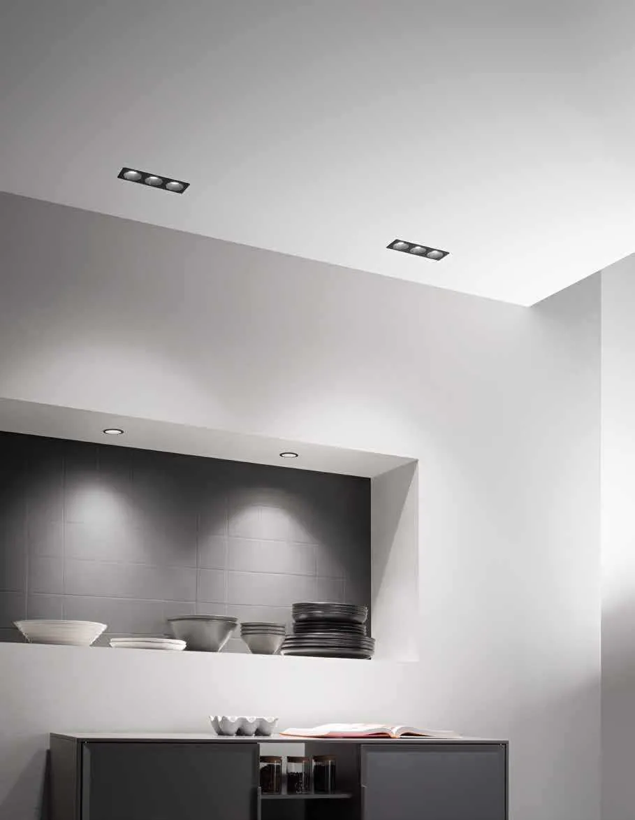 Faretti da incasso Eleven Fan Europe tripli sopra una nicchia di cucina scura