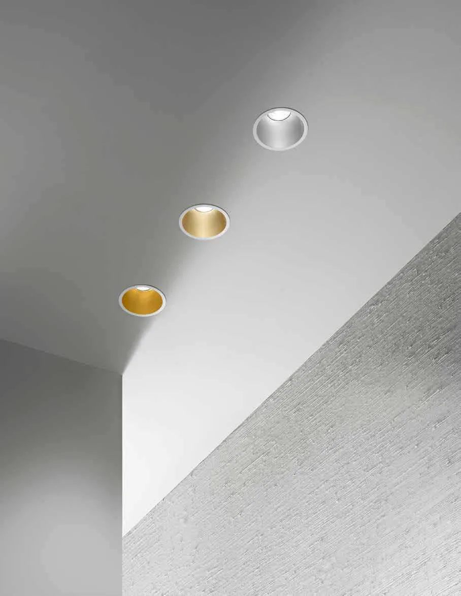 Faretti da incasso Apotema Fan Europe con interni oro e silver su soffitto chiaro
