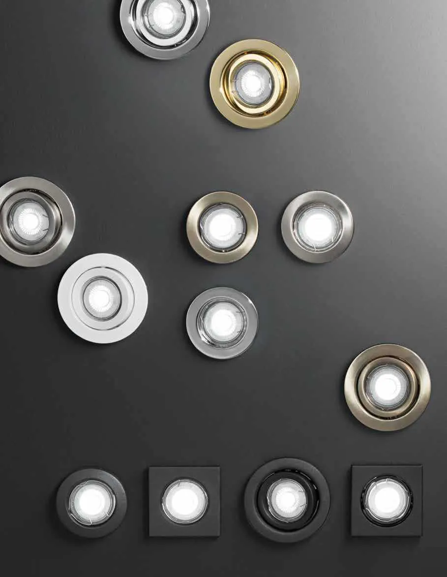 Faretti da incasso Reflex Fan Europe in diverse finiture metalliche su una parete grigia