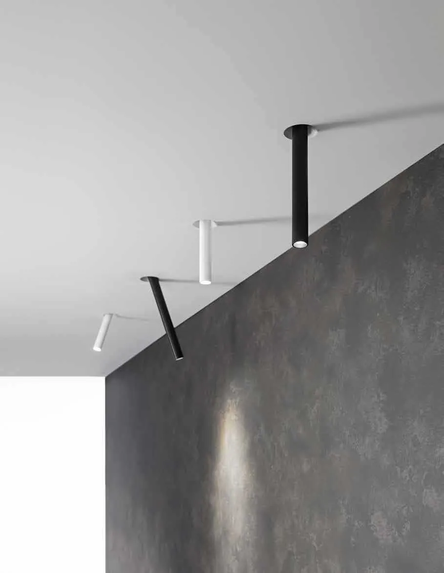 Faretti a tubo Tubex Fan Europe neri e bianchi che sporgono da un soffitto in cartongesso