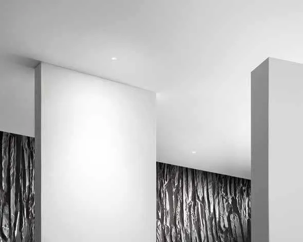 Faretti LED da incasso Comet Fan Europe quadrati in un soffitto bianco