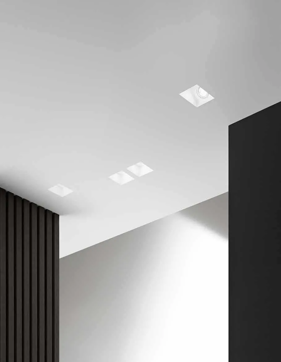 Faretti da incasso Ghost Fan Europe singolo e doppio in un soffitto bianco sopra una parete a doghe