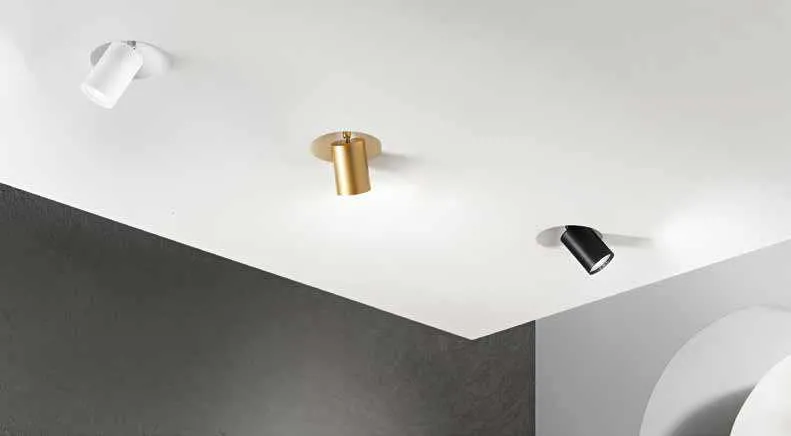 Faretti Vulkan Fan Europe con cilindri oro, nero e bianco sporgenti dal soffitto
