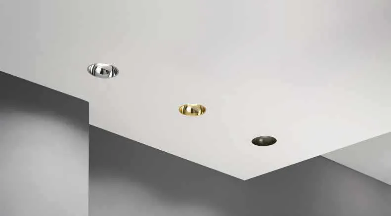 Faretti da incasso Entity Fan Europe con ghiere oro e cromo in un soffitto bianco