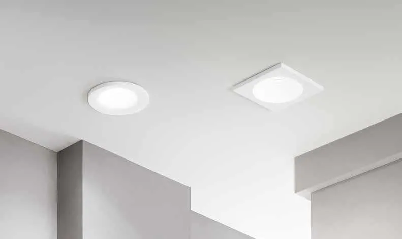 Faretti da incasso Shadow Fan Europe tondo e quadrato in un soffitto bianco