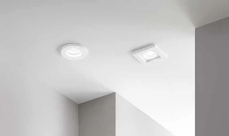 Faretti da incasso Phantom Fan Europe rotondo e quadrato in un soffitto chiaro