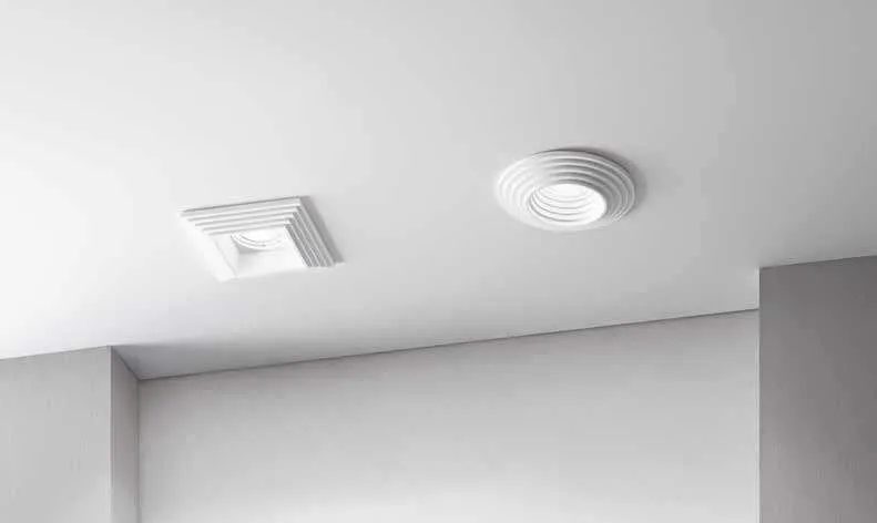 Faretti da incasso Spettro Fan Europe con cornice a rilievo in un soffitto bianco
