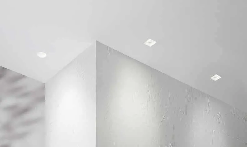 Faretti da incasso Mini Fan Europe piccoli in un soffitto sopra una parete chiara
