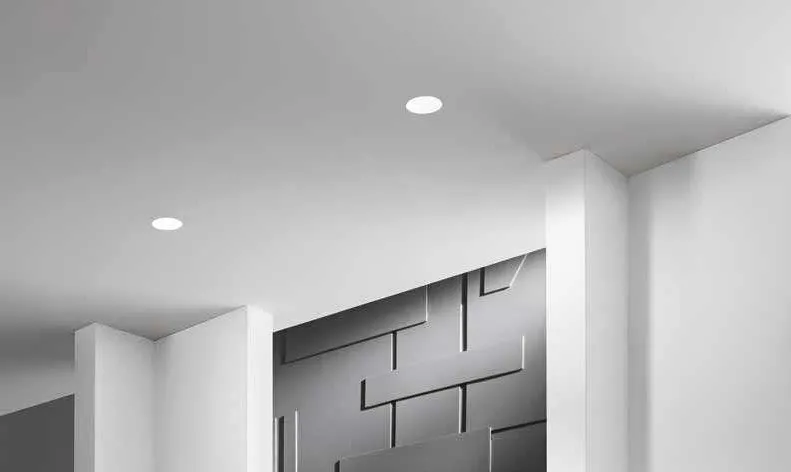 Faretti da incasso Modus Fan Europe quadrati in un soffitto sopra una parete in pietra