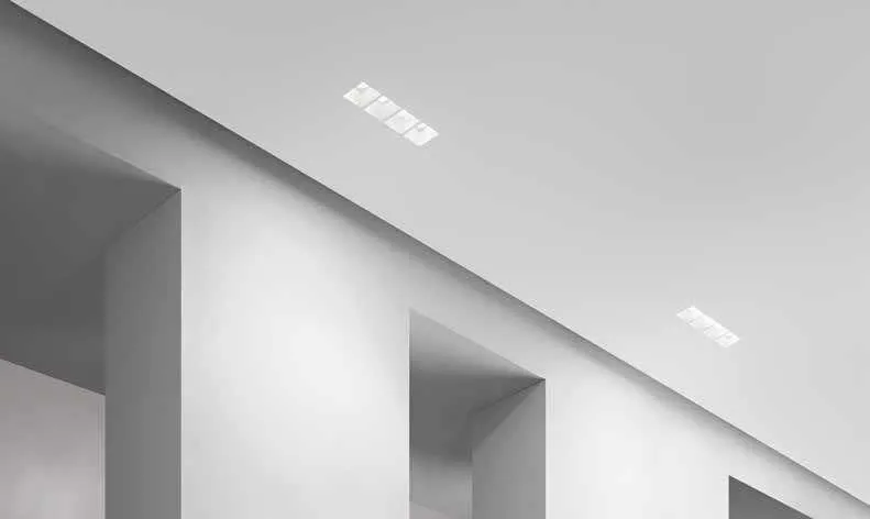 Incasso Hive Fan Europe a quattro punti luce in un soffitto bianco