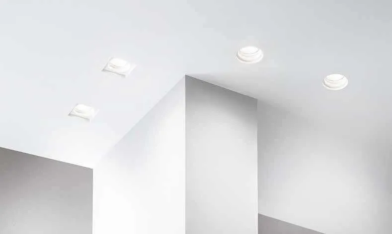Faretti da incasso Spirit Fan Europe tondi e quadrati in un soffitto fra pilastri bianchi