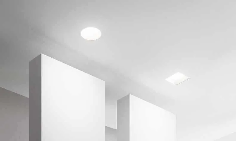 Faretti da incasso Snow Fan Europe con vetro satinato in un soffitto bianco fra volumi squadrati