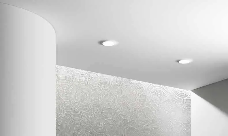 Faretti da incasso Splash Fan Europe in un soffitto sopra una parete materica chiara