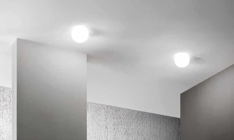 Incassi Eva Fan Europe con lampadine a globo che sporgono da un soffitto bianco