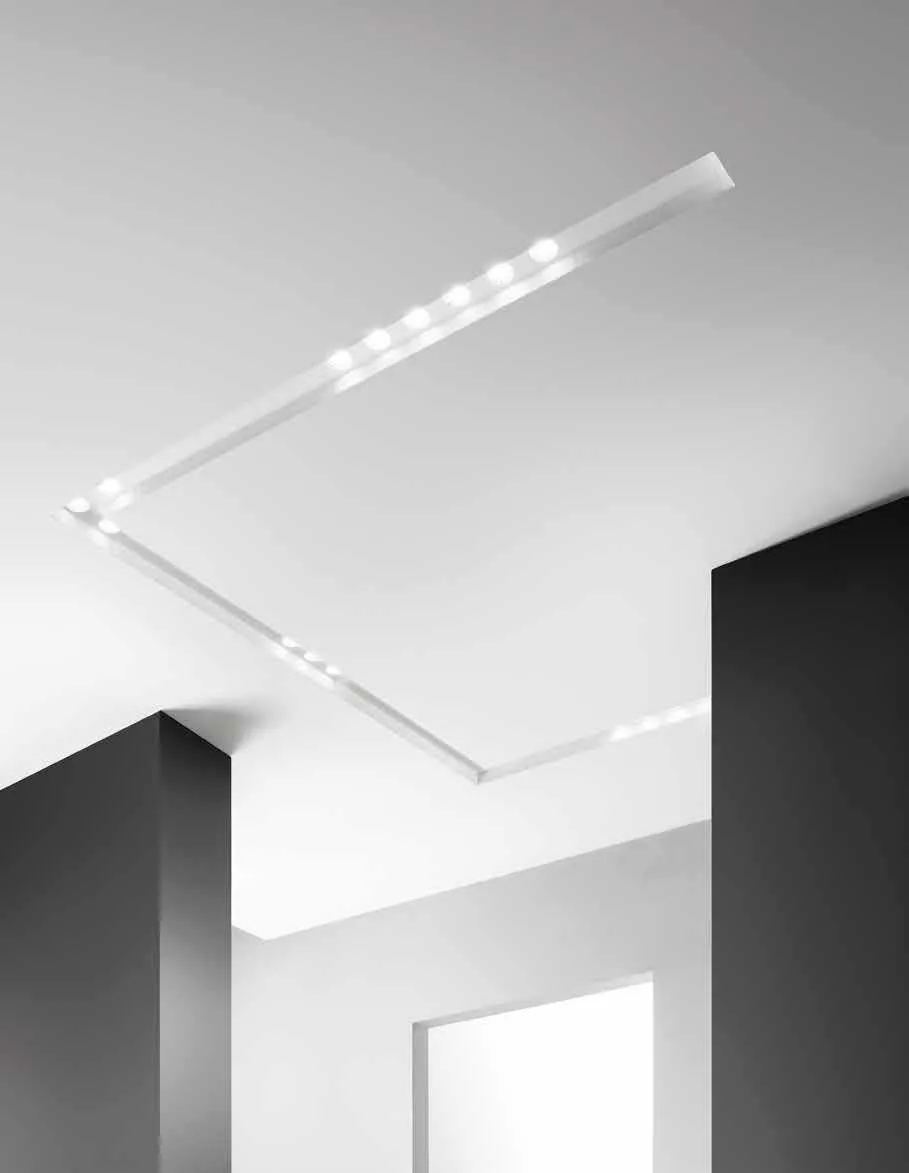 Linea di luce componibile Skilift Fan Europe nel controsoffitto di un ambiente bianco