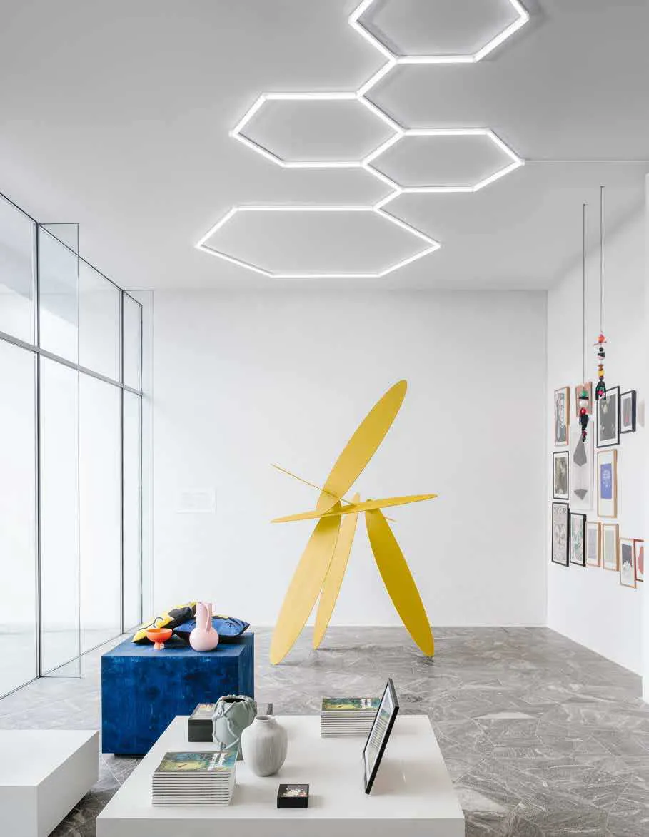 Barre LED Shape Fan Europe composte a esagoni sul soffitto di uno spazio espositivo