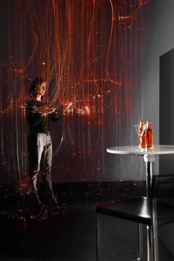 Fibre ottiche Fibra Ottica Fan Europe accese in rosso dietro un tavolino in un ambiente scuro