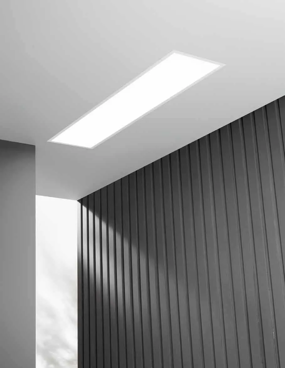 Pannello LED Panel Pro Fan Europe rettangolare acceso in un soffitto sopra una parete a doghe