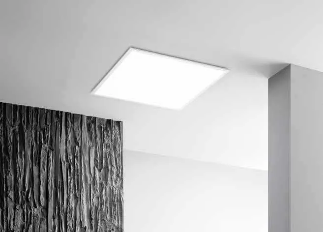 Pannello LED Panel UGR CCT Fan Europe quadrato in un soffitto sopra una parete materica
