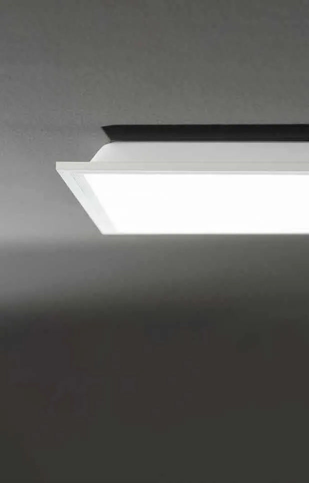 Pannello LED Panel BK Fan Europe acceso in un soffitto scuro