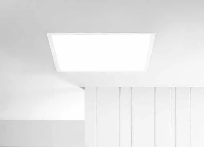Pannello LED Panel RGB CCT Fan Europe acceso in un soffitto sopra una parete a doghe