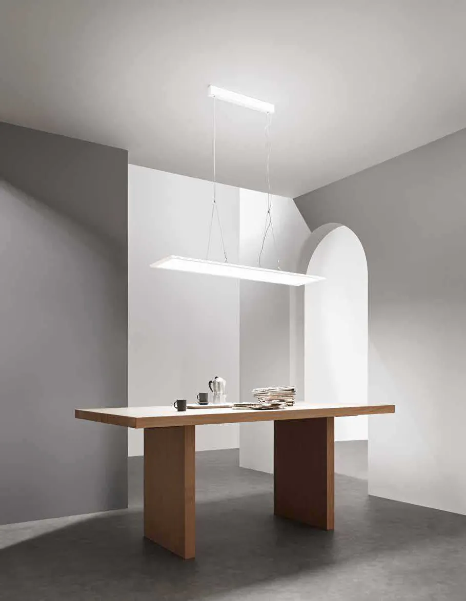 Pannello LED sospeso Panel BIS Fan Europe sopra un tavolo in legno sotto un arco