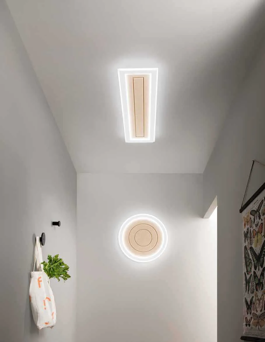 Plafoniere LED fonoassorbenti Aux Fan Europe beige a soffitto e a parete in un corridoio