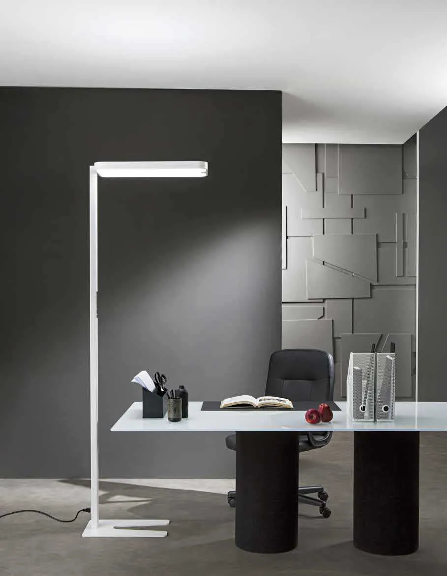 Piantana LED Stewart Fan Europe bianca accanto a una scrivania in un ufficio