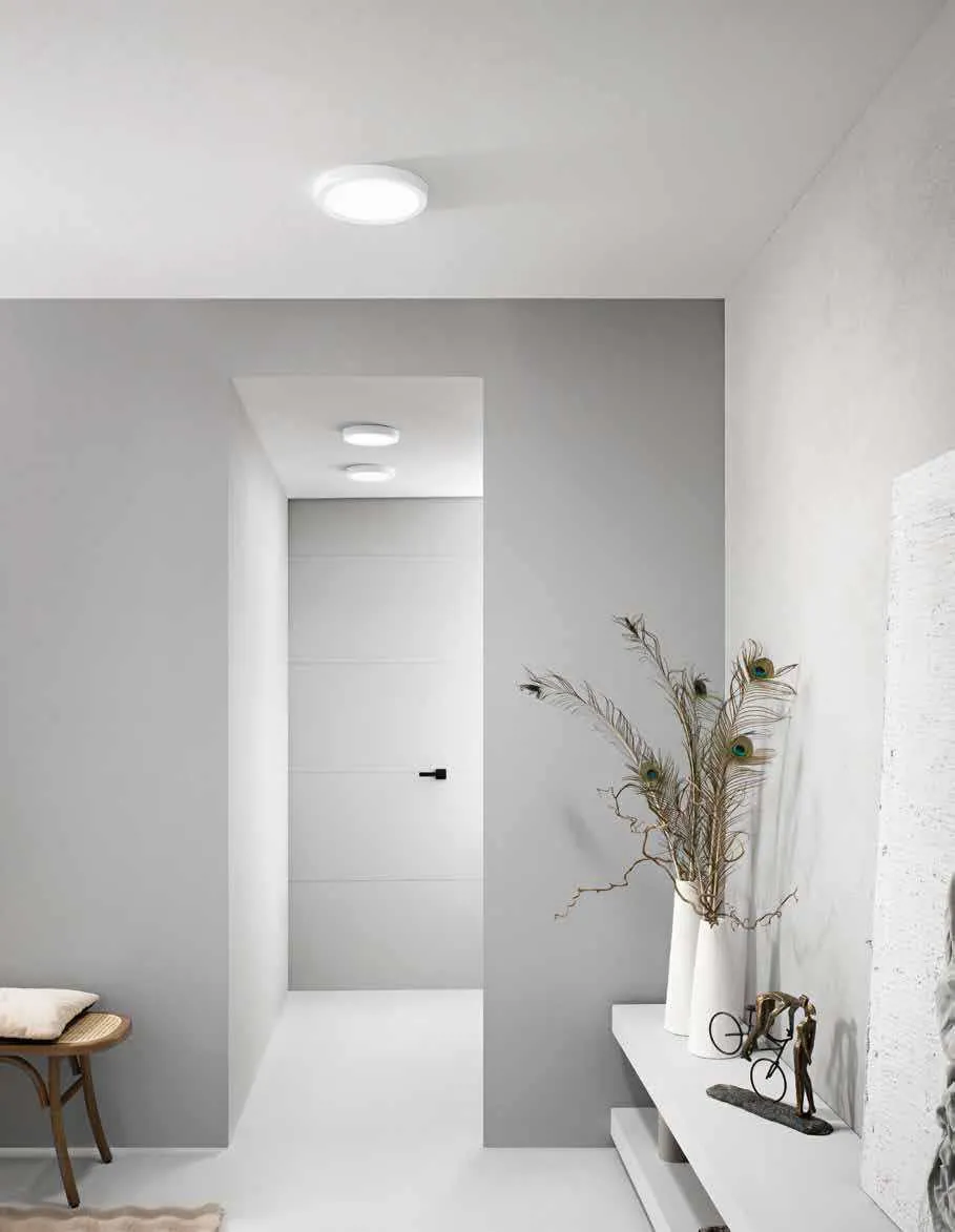 Plafoniera LED Penny Fan Europe tonda nel soffitto di un ingresso bianco