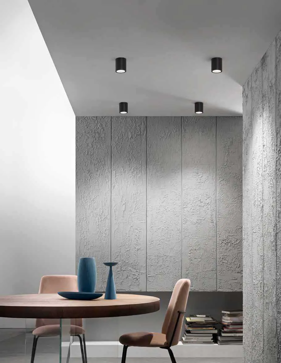 Plafoniere LED Manor Fan Europe nere sopra un tavolo da pranzo rotondo