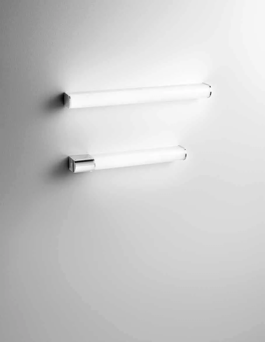 Applique LED Blaster Fan Europe cromate su una parete bianca