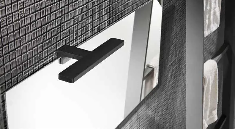 Applique da specchio Cruise Fan Europe nera fissata sopra uno specchio del bagno