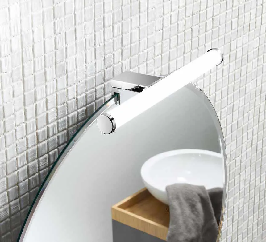 Applique da specchio Yacht Fan Europe cromata su uno specchio tondo sopra un lavabo
