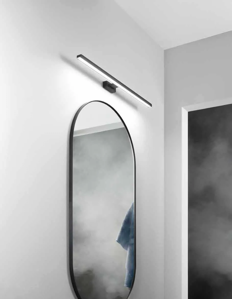 Applique LED Lancer Fan Europe nera sopra uno specchio ovale in un bagno