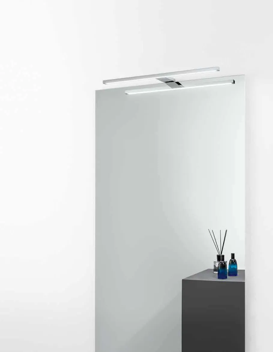 Applique da specchio Riva Fan Europe sopra un grande specchio con mensola