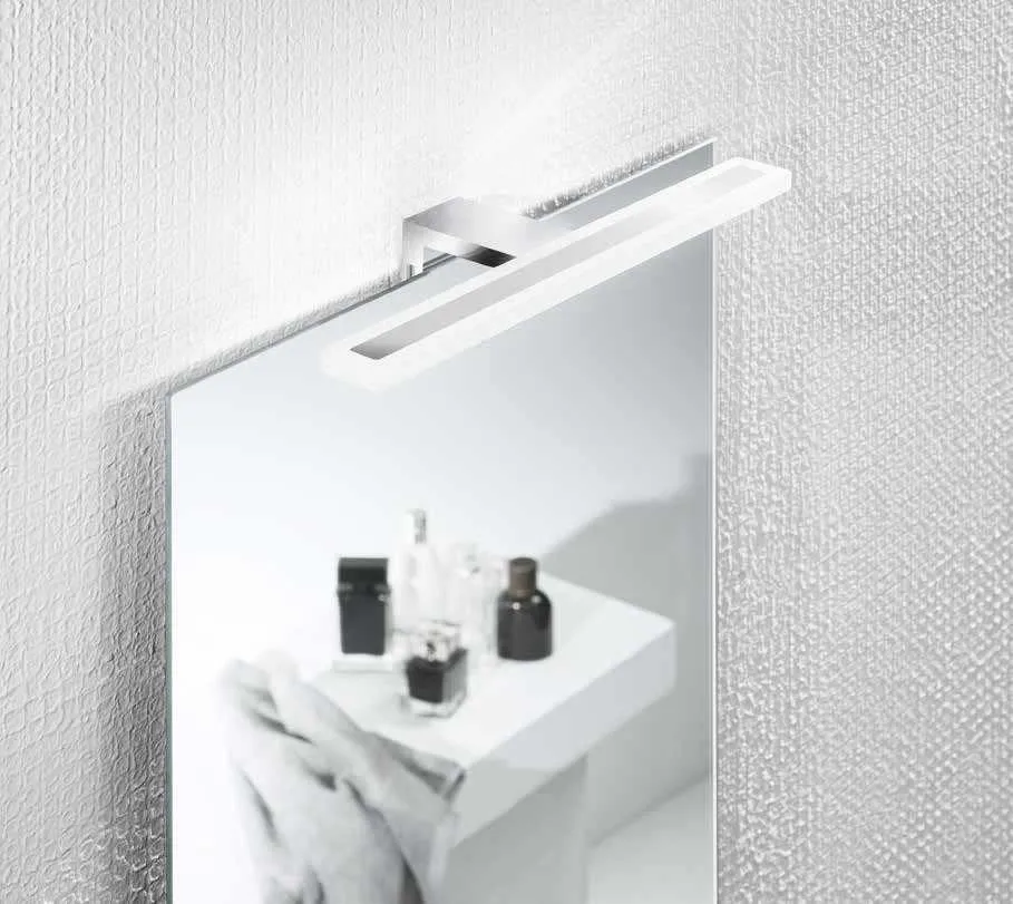 Applique da specchio AQA Fan Europe cromata sopra uno specchio con lavabo bianco