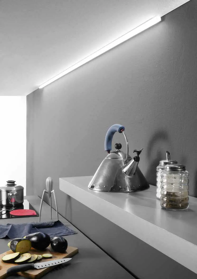 Barra LED sottopensile Unix Fan Europe accesa sopra un piano cucina con bollitore