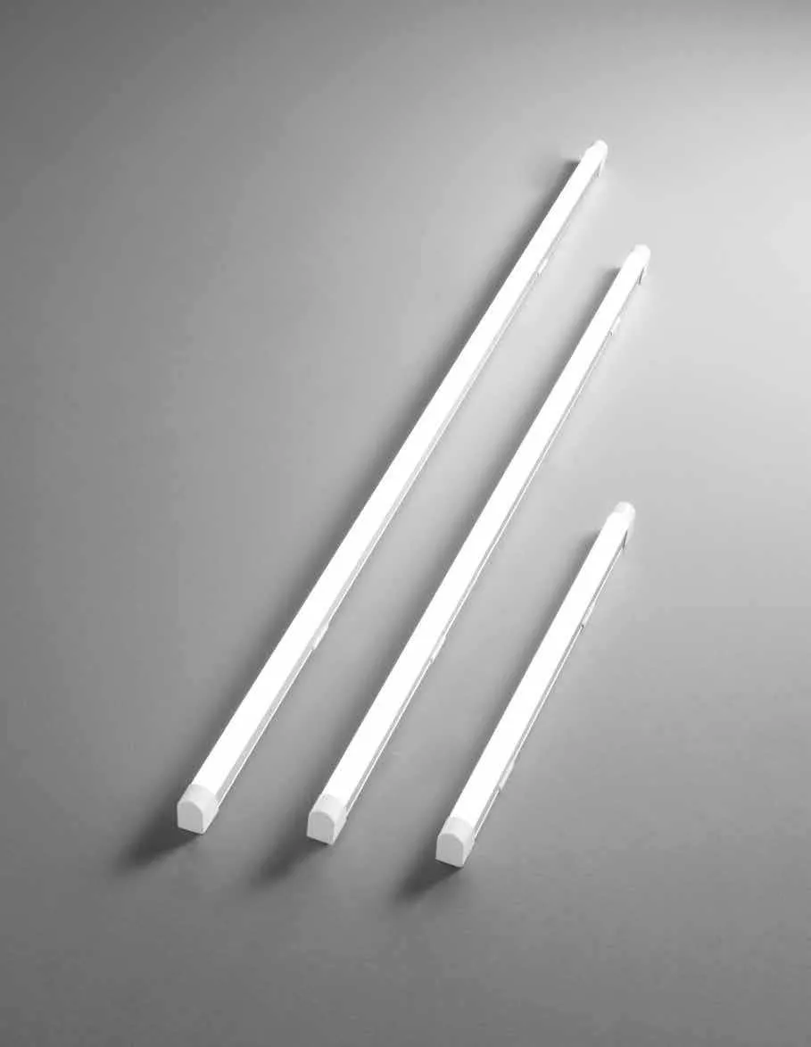 Barre LED T8 Fan Europe bianche in tre lunghezze su fondo grigio