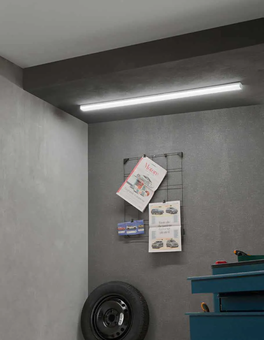 Barra LED Reggy Fan Europe accesa sul soffitto di un garage con attrezzi