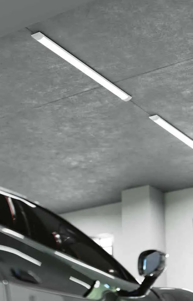 Barre LED Batten Fan Europe accese sul soffitto di un garage sopra un'auto