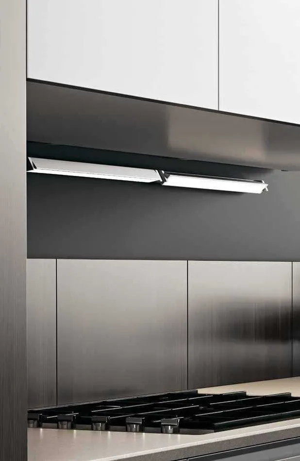 Barra LED orientabile Movie Fan Europe sotto i pensili di una cucina in acciaio