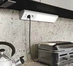 Barra LED Habilis Fan Europe con prese sotto un pensile accanto a un tostapane