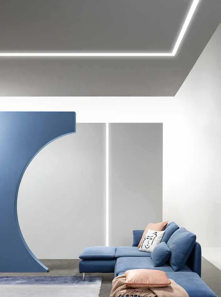 Profilo Gorizia Fan Europe a incasso nel soffitto sopra un divano blu in un soggiorno